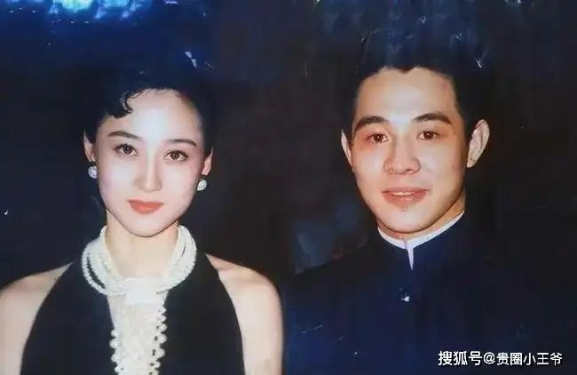 李连杰罕晒妻子近照，62岁利智断崖式衰老，远不如黄秋燕美艳动人