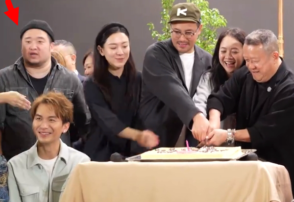 曾志伟小儿子罕露面,合照靠边显卑微,父子同框似印(图) - 综合