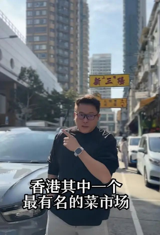 知名港星近况曝光！身形臃肿帅气形象不再，单膝跪地捡零钱太狼狈